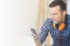 Un homme utilant Un téléphone便携式